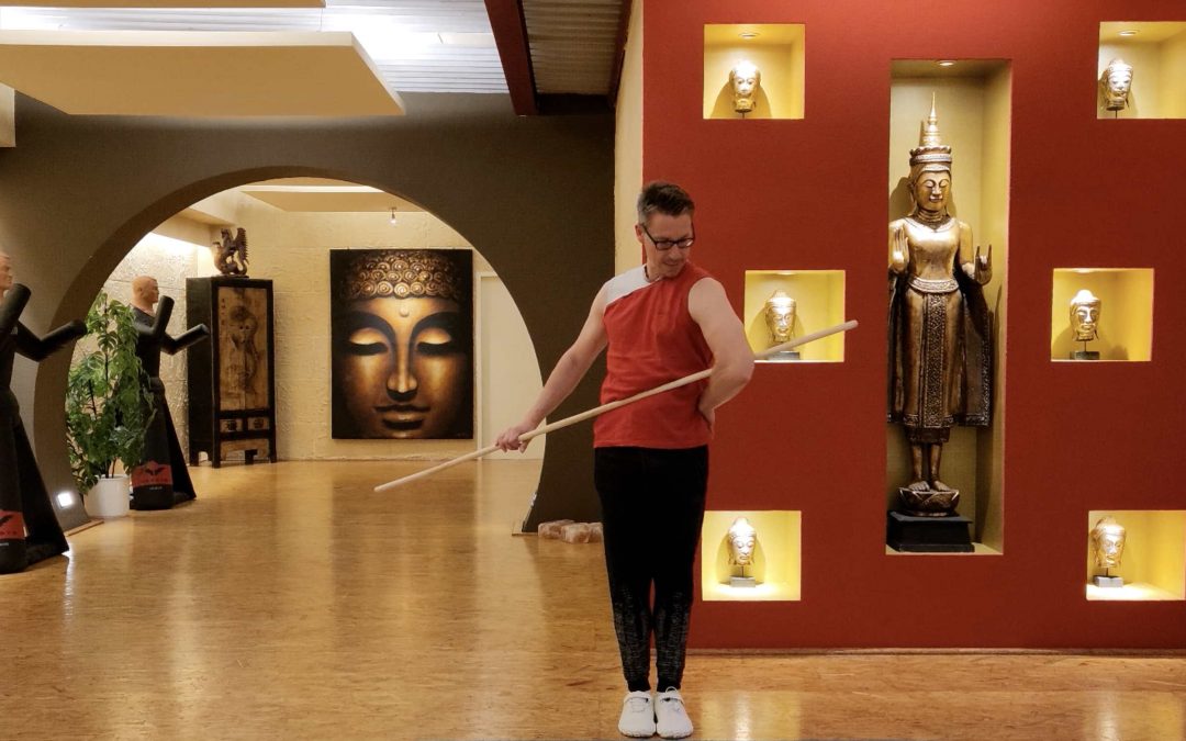 04: Schulter Kreise rückwärts mit Stock stehend Schulterbeweglichkeit- und Kräftigung