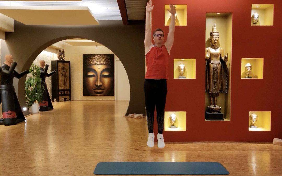 06: Beinbeuger- und Schulterdehnung mit Stock stehend